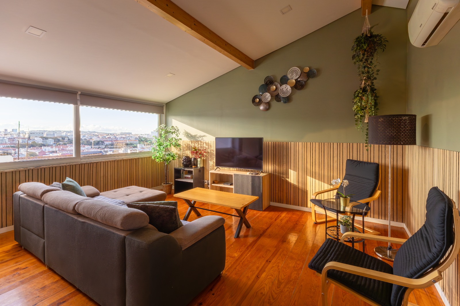 Sunny 2 Bedroom Apartment with Balcony and Rooftop Views